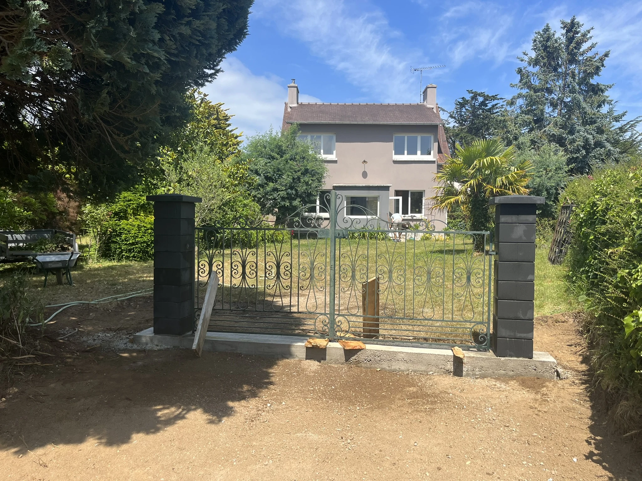 Portail et clôture devant une maison