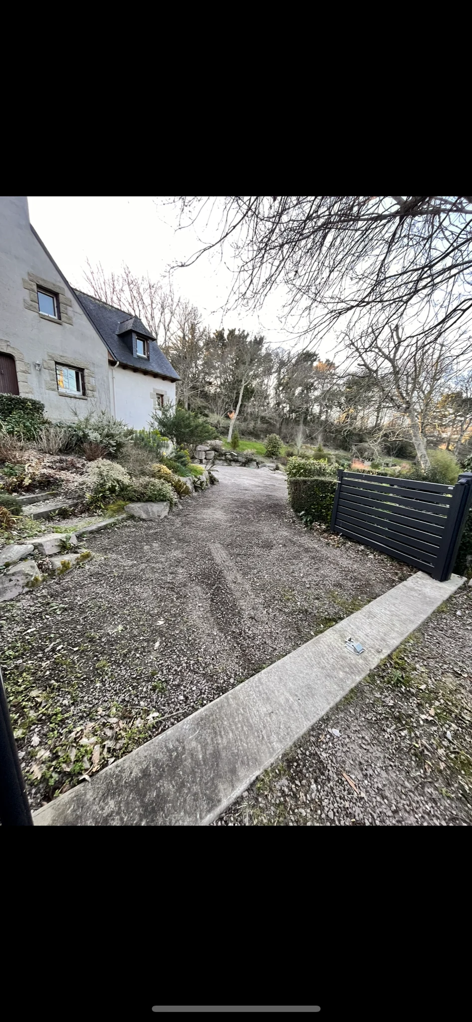 Allée gravillonnée devant une maison